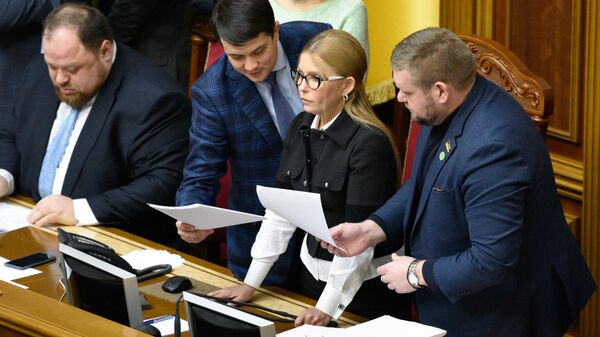 Лидер партии Батькивщина Юлия Тимошенко во время заседания Верховной рады Украины Лидер партии Батькивщина Юлия Тимошенко во время заседания Верховной рады Украины