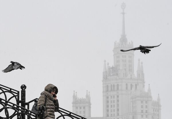 Женщина идет по Таможенному пешеходному мосту через реку Яузу, соединяющему Золоторожскую и Сыромятническую набережные в Москве Женщина идет по Таможенному пешеходному мосту через реку Яузу, соединяющему Золоторожскую и Сыромятническую набережные в Москве