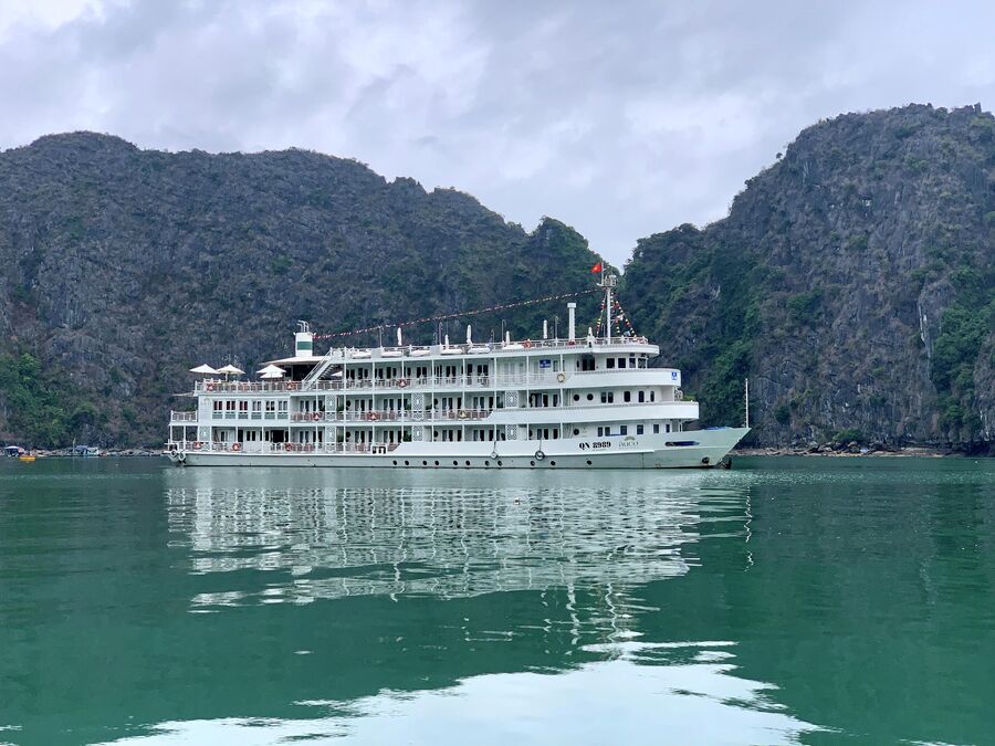 Круизный корабль в бухте Ха Лонг Круизный корабль в бухте Ха Лонг
