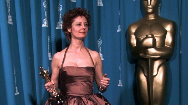 Сьюзан Сарандон на церемонии вручения премии Оскар, 1996 год Сьюзан Сарандон на церемонии вручения премии Оскар, 1996 год