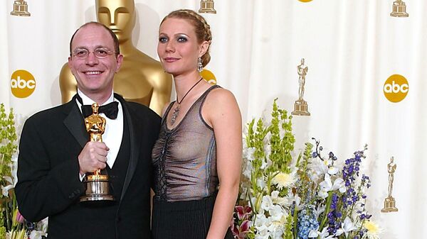 Гвинет Пэлтроу и Акива Голдсман на церемонии вручения премии Оскар, 2002 год Гвинет Пэлтроу и Акива Голдсман на церемонии вручения премии Оскар, 2002 год