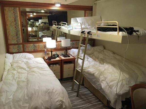 Каюта круизного лайнера Diamond Princess, где пассажиры находятся на карантине из-за подозрений на коронавирус на борту, в Йокогаме, Япония. 6 февраля 2020 года Каюта круизного лайнера Diamond Princess, где пассажиры находятся на карантине из-за подозрений на коронавирус на борту, в Йокогаме, Япония. 6 февраля 2020 года