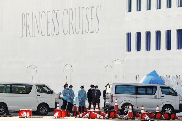 Круизное судно Diamond Princess в порту Йокогамы Круизное судно Diamond Princess в порту Йокогамы