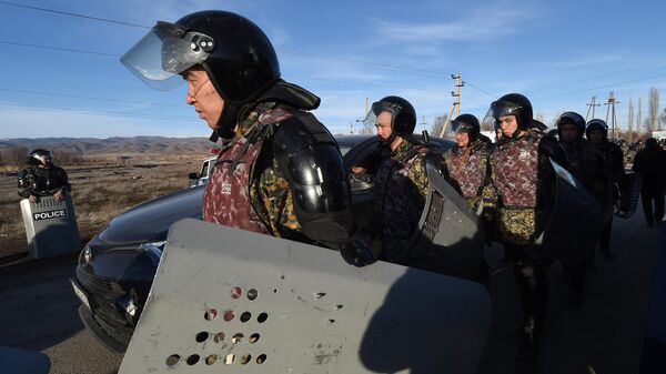 Полицейские идут по дороге возле села Масанчи в 250 км от Алматы 8 февраля 2020 Полицейские идут по дороге возле села Масанчи в 250 км от Алматы 8 февраля 2020
