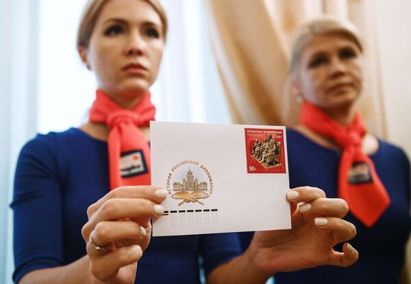 Девушка держит конверт с почтовой маркой, посвященной 75-летию Ялтинской конференции Девушка держит конверт с почтовой маркой, посвященной 75-летию Ялтинской конференции
