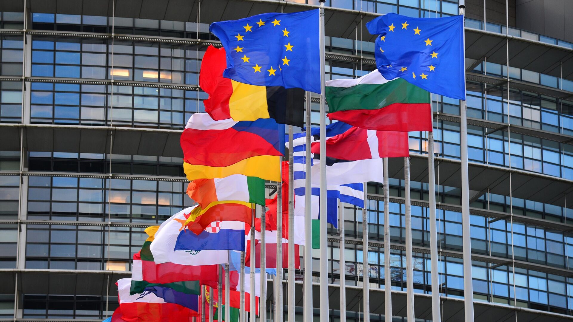 Флаги стран Евросоюза перед главным зданием Европейского парламента в Страсбурге Флаги стран Евросоюза перед главным зданием Европейского парламента в Страсбурге - РИА Новости, 1920, 24.03.2021