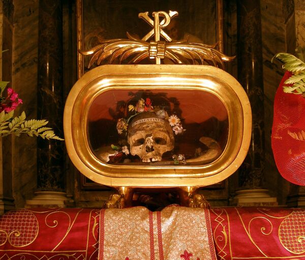 Череп святого Валентина в церкви Санта Мария Космедин в Риме (Santa Maria in Cosmedin) Череп святого Валентина в церкви Санта Мария Космедин в Риме (Santa Maria in Cosmedin)