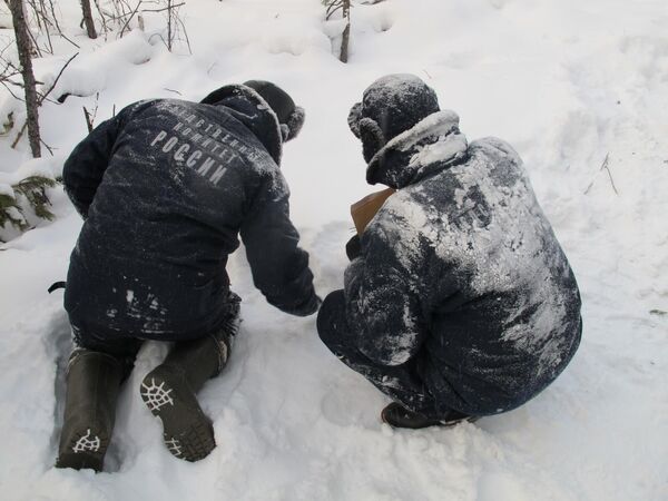 Следователи проводят осмотр места происшествия Следователи проводят осмотр места происшествия