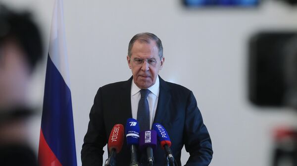 Министр иностранных дел РФ Сергей Лавров во время пресс-подхода по итогам Мюнхенской конференции по безопасности Министр иностранных дел РФ Сергей Лавров во время пресс-подхода по итогам Мюнхенской конференции по безопасности