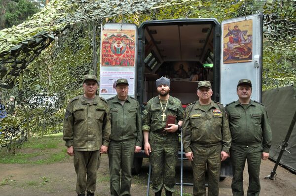 Руководитель Патриаршего подворья при штабе РВСН протоиерей Михаил Васильев вместе с военнослужащими Руководитель Патриаршего подворья при штабе РВСН протоиерей Михаил Васильев вместе с военнослужащими