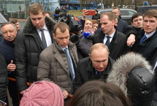 Президент РФ Владимир Путин общается с жителями Санкт-Петербурга Президент РФ Владимир Путин общается с жителями Санкт-Петербурга