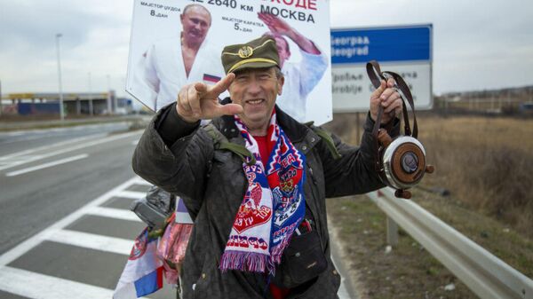 Житель Сербии Милован Милутинович несет ракию для Путина Житель Сербии Милован Милутинович несет ракию для Путина