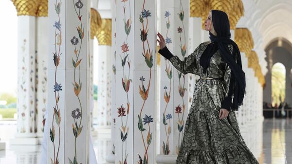 Иванка Трамп посещает Великую мечеть шейха Зайда в Абу-Даби Иванка Трамп посещает Великую мечеть шейха Зайда в Абу-Даби