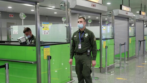 Сотрудники Государственной пограничной службы Украины в международном аэропорту Борисполь Сотрудники Государственной пограничной службы Украины в международном аэропорту Борисполь