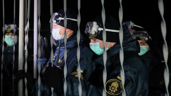 Военнослужащие Национальной гвардии Украины блокируют ворота медицинского учреждения, где планируется держать эвакуированных из Китая Военнослужащие Национальной гвардии Украины блокируют ворота медицинского учреждения, где планируется держать эвакуированных из Китая
