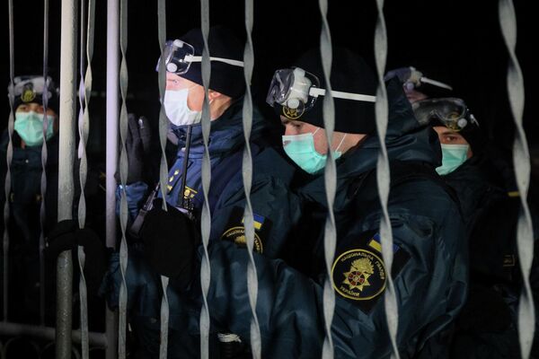 Военнослужащие Национальной гвардии Украины блокируют ворота медицинского учреждения, где планируется держать эвакуированных из Китая Военнослужащие Национальной гвардии Украины блокируют ворота медицинского учреждения, где планируется держать эвакуированных из Китая
