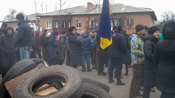 Акция протеста в Полтавской области против прибытия самолета с эвакуированными людьми из Китая Акция протеста в Полтавской области против прибытия самолета с эвакуированными людьми из Китая