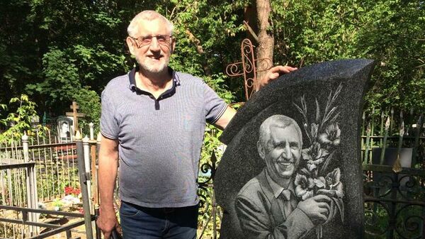 Александр Еремеев рядом с собственным памятником Александр Еремеев рядом с собственным памятником