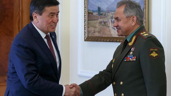 Президент Киргизии Сооронбай Жээнбеков и министр обороны РФ Сергей Шойгу во время встречи в Бишкеке Президент Киргизии Сооронбай Жээнбеков и министр обороны РФ Сергей Шойгу во время встречи в Бишкеке