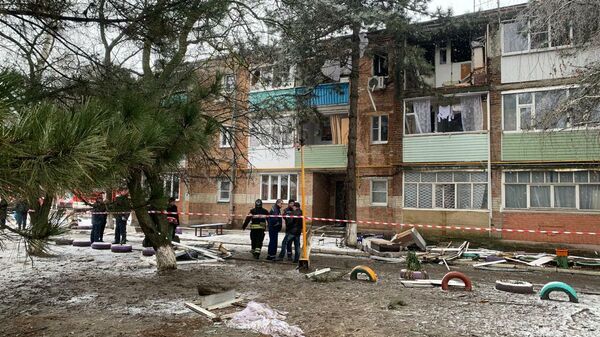 Сотрудники спасательной службы МЧС РФ на месте взрыва бытового газа в трехэтажном жилом доме в Азове в Ростовской области Сотрудники спасательной службы МЧС РФ на месте взрыва бытового газа в трехэтажном жилом доме в Азове в Ростовской области