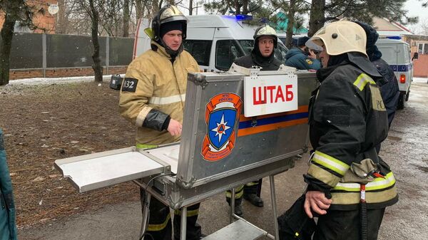 Сотрудники спасательной службы МЧС РФ на месте взрыва бытового газа в трехэтажном жилом доме в Азове в Ростовской области Сотрудники спасательной службы МЧС РФ на месте взрыва бытового газа в трехэтажном жилом доме в Азове в Ростовской области