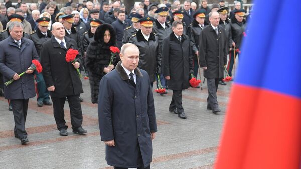 Президент РФ В. Путин и премьер-министр РФ М. Мишустин на церемонии возложения цветов к Могиле Неизвестного Солдата Президент РФ В. Путин и премьер-министр РФ М. Мишустин на церемонии возложения цветов к Могиле Неизвестного Солдата