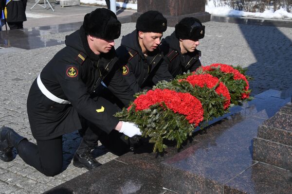 Возложение цветов к мемориалу на центральной площади Владивостока во время праздничных мероприятий в честь Дня защитника отечества Возложение цветов к мемориалу на центральной площади Владивостока во время праздничных мероприятий в честь Дня защитника отечества
