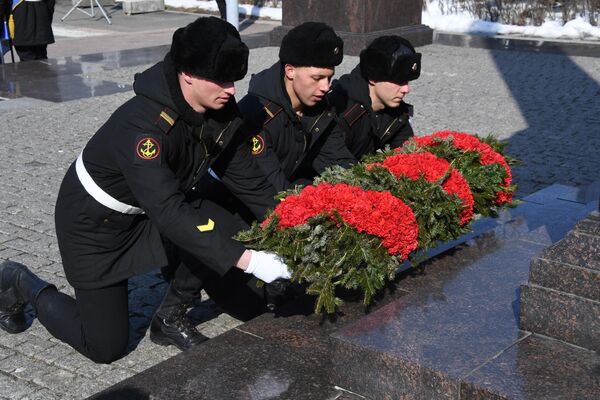 Возложение цветов к мемориалу на центральной площади Владивостока во время праздничных мероприятий в честь Дня защитника отечества Возложение цветов к мемориалу на центральной площади Владивостока во время праздничных мероприятий в честь Дня защитника отечества