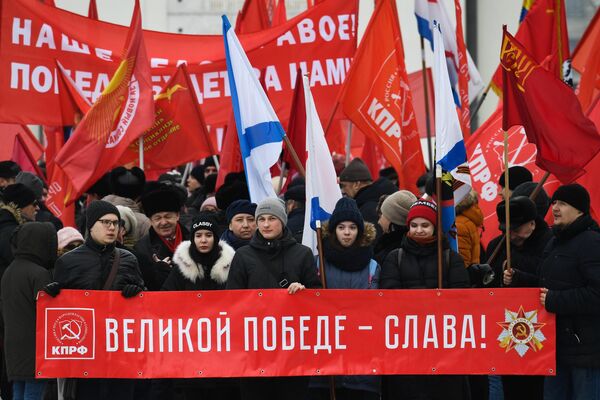 Митинг КПРФ в честь 102-й годовщины создания Рабоче-крестьянской Красной армии и Военно-Морского флота возле бюста Александра Покрышкина на Красном проспекте в Новосибирске Митинг КПРФ в честь 102-й годовщины создания Рабоче-крестьянской Красной армии и Военно-Морского флота возле бюста Александра Покрышкина на Красном проспекте в Новосибирске