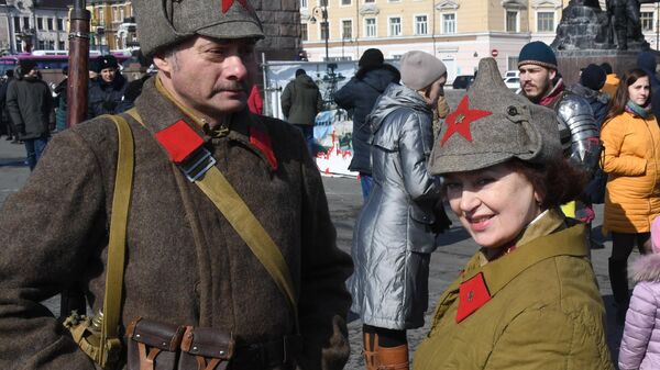 Участники исторической реконструкции времен Великой Отечественной войны во время праздничных мероприятий в честь Дня защитника отечества во Владивостоке Участники исторической реконструкции времен Великой Отечественной войны во время праздничных мероприятий в честь Дня защитника отечества во Владивостоке