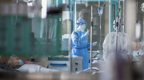 Медсестры работают в отделении интенсивной терапии, специализирующемся на пациентах, инфицированных коронавирусом в Ухане Медсестры работают в отделении интенсивной терапии, специализирующемся на пациентах, инфицированных коронавирусом в Ухане