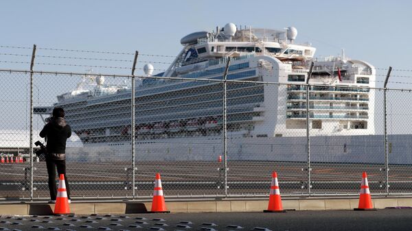 Журналист у круизного лайнера Diamond Princess в порту Йокогама, Япония Журналист у круизного лайнера Diamond Princess в порту Йокогама, Япония