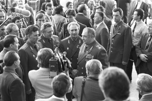 Кандидат в члены Политбюро ЦК КПСС, министр обороны СССР, Маршал Советского Союза Дмитрий Тимофеевич Язов дает интервью Кандидат в члены Политбюро ЦК КПСС, министр обороны СССР, Маршал Советского Союза Дмитрий Тимофеевич Язов дает интервью
