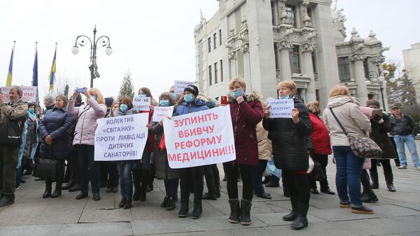 Участники акции протеста в Киеве у зданий Кабинета министров Украины и администрации президента Украины Участники акции протеста в Киеве у зданий Кабинета министров Украины и администрации президента Украины