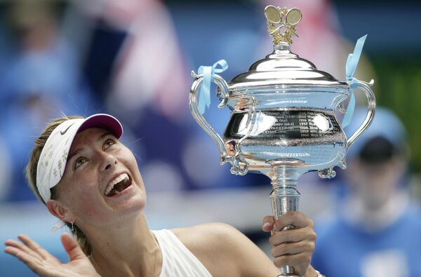 Мария Шарапова с кубком Открытого чемпионата Австралии Мария Шарапова с кубком Открытого чемпионата Австралии