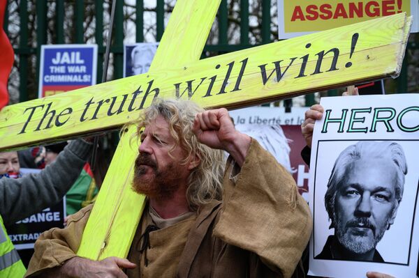 Участник акции в поддержку основателя Wikileaks Джулиана Ассанжа у здания Королевского суда Вулича в Лондоне Участник акции в поддержку основателя Wikileaks Джулиана Ассанжа у здания Королевского суда Вулича в Лондоне
