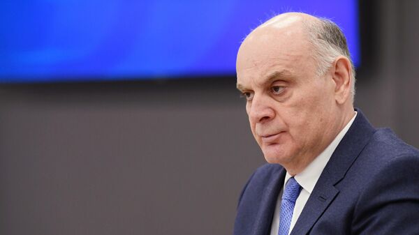 Кандидат в президенты Абхазии Аслан Бжания во время пресс-конференции Кандидат в президенты Абхазии Аслан Бжания во время пресс-конференции