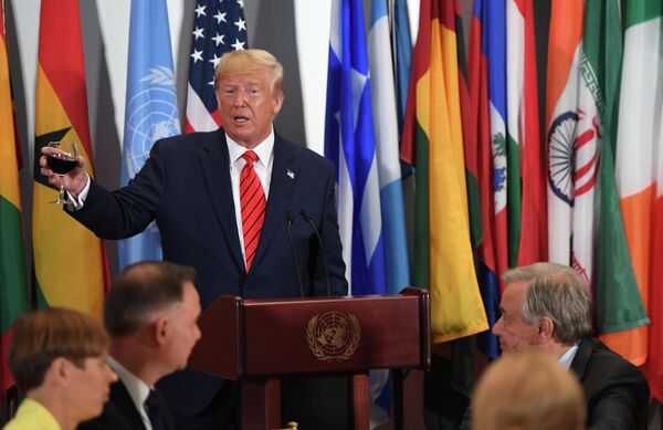 Президент США Дональд Трамп выступает во время обеда, организованного Генеральным секретарем ООН Антонио Гутерришем, во время 74-й сессии Генеральной Ассамблеи ООН в в Нью-Йорке Президент США Дональд Трамп выступает во время обеда, организованного Генеральным секретарем ООН Антонио Гутерришем, во время 74-й сессии Генеральной Ассамблеи ООН в в Нью-Йорке