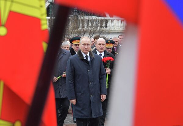 Президент РФ Владимир Путин и председатель правительства РФ Михаил Мишустин на церемонии возложения венка к Могиле Неизвестного Солдата в Александровском саду в День защитника Отечества Президент РФ Владимир Путин и председатель правительства РФ Михаил Мишустин на церемонии возложения венка к Могиле Неизвестного Солдата в Александровском саду в День защитника Отечества