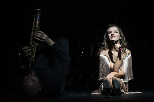 Джазовый музыкант, основатель оркестра SG BIG BAND Сергей Головня и актриса Елизавета Арзамасова выступают на вечере Шоу саксофонов - от баса до сакселло в Центральном доме актера имени А.А. Яблочкиной Джазовый музыкант, основатель оркестра SG BIG BAND Сергей Головня и актриса Елизавета Арзамасова выступают на вечере Шоу саксофонов - от баса до сакселло в Центральном доме актера имени А.А. Яблочкиной
