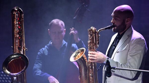 Джазовый музыкант, основатель оркестра SG BIG BAND Сергей Головня выступает на вечере Шоу саксофонов - от баса до сакселло в Центральном доме актера имени А.А. Яблочкиной Джазовый музыкант, основатель оркестра SG BIG BAND Сергей Головня выступает на вечере Шоу саксофонов - от баса до сакселло в Центральном доме актера имени А.А. Яблочкиной