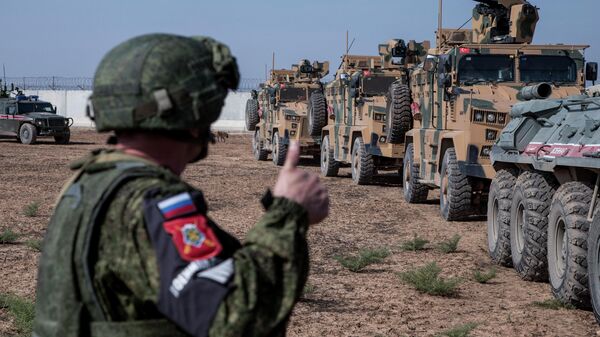 Турецкие и российские военные во время совместного патрулирования на северо-востоке Сирии Турецкие и российские военные во время совместного патрулирования на северо-востоке Сирии