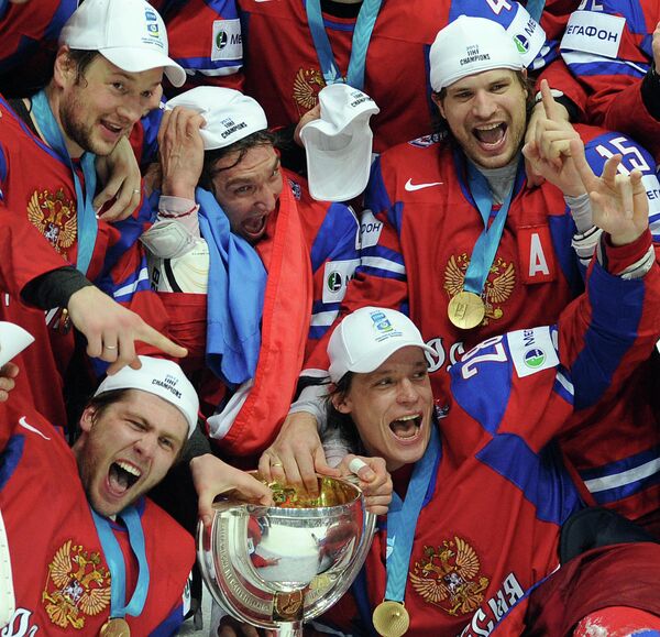 Игроки сборной России радуются победе в финальном матче чемпионата мира по хоккею 2012 Игроки сборной России радуются победе в финальном матче чемпионата мира по хоккею 2012