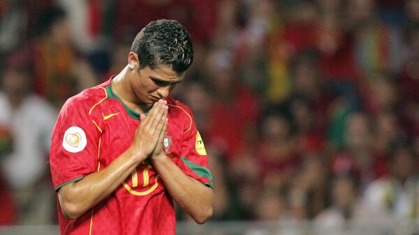 Криштиану Роналду после поражения от сборной Греции в финале ЕВРО-2004