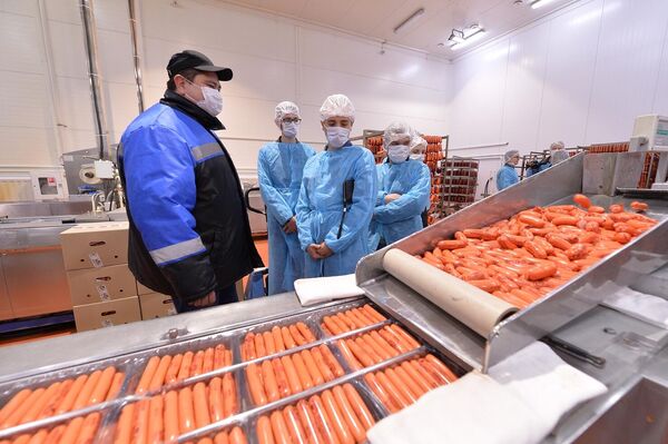 Студенты ДГТУ на производстве колбасной продукции Студенты ДГТУ на производстве колбасной продукции