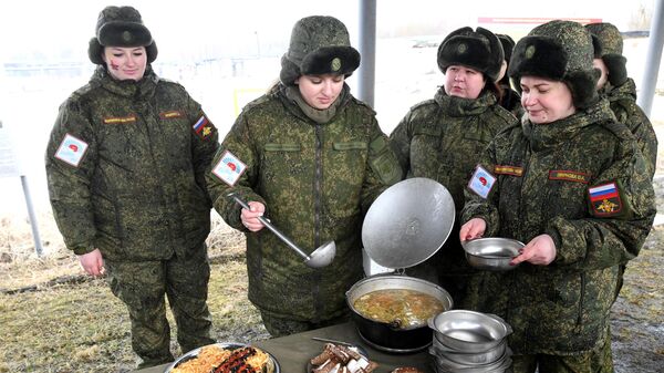 Участницы конкурса красоты среди женщин-военнослужащих Ракетных войск стратегического назначения после окончания конкурса Макияж под камуфляж в Переславле-Залесском Участницы конкурса красоты среди женщин-военнослужащих Ракетных войск стратегического назначения после окончания конкурса Макияж под камуфляж в Переславле-Залесском