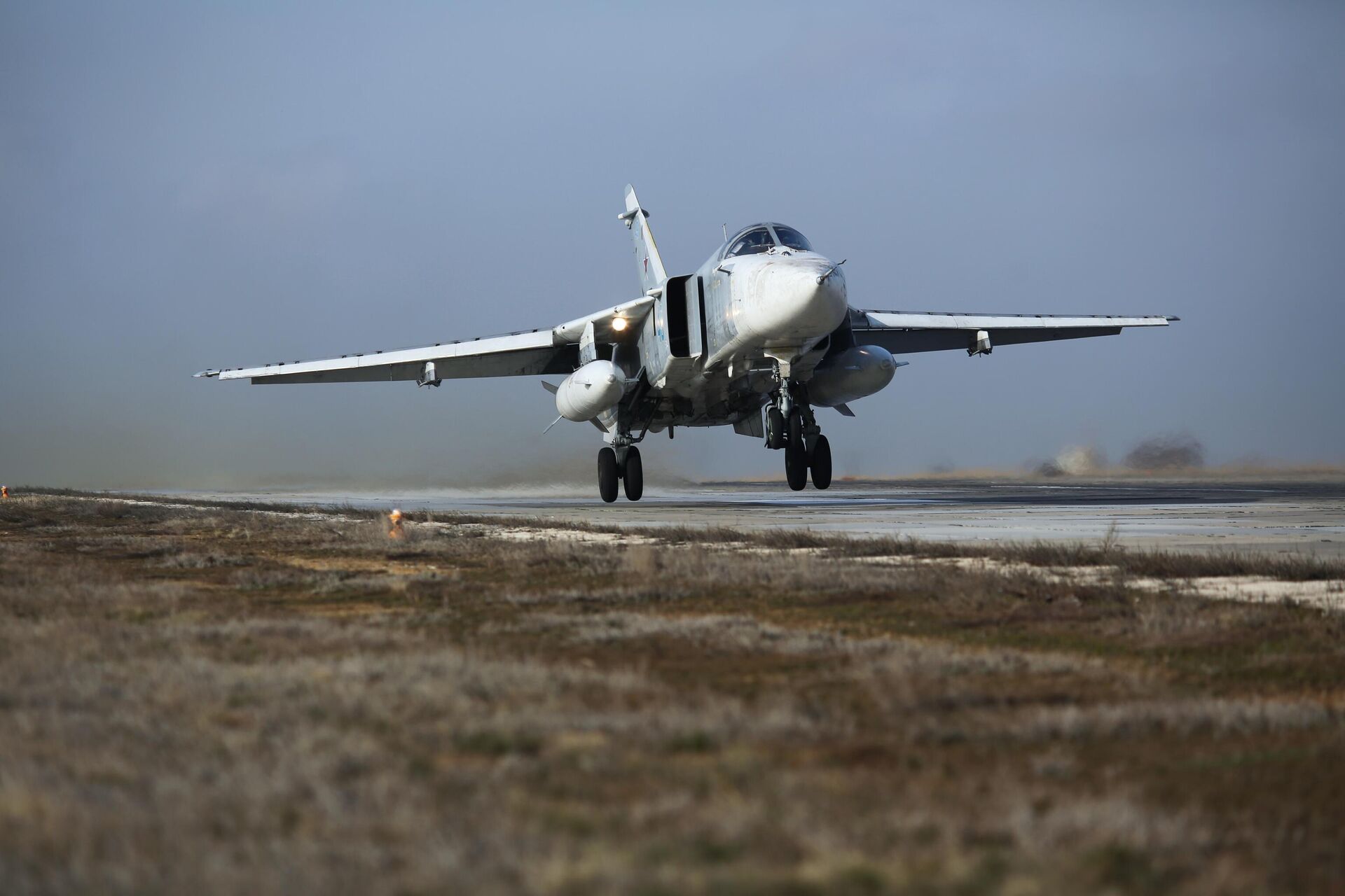 Бомбардировщик Су-24М во время летно-тактических учений в Волгоградской области Бомбардировщик Су-24М во время летно-тактических учений в Волгоградской области - РИА Новости, 1920, 23.06.2021
