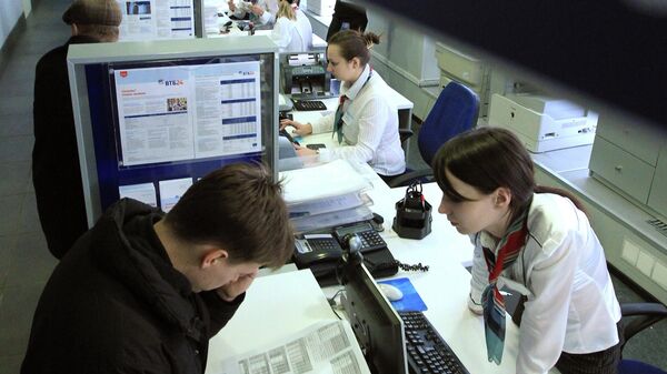 Посетители в операционном зале банка Посетители в операционном зале банка