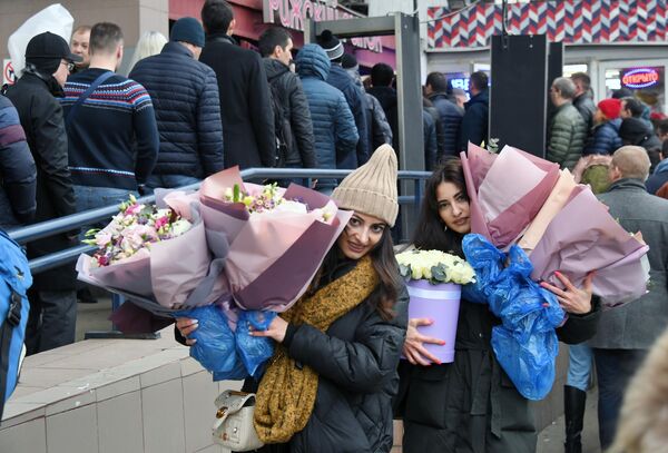 Покупательницы с цветами на Рижском рынке в Москве Покупательницы с цветами на Рижском рынке в Москве