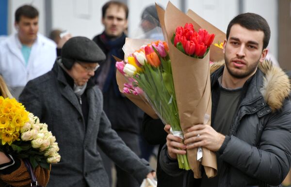 Покупатель с цветами на Рижском рынке в Москве Покупатель с цветами на Рижском рынке в Москве